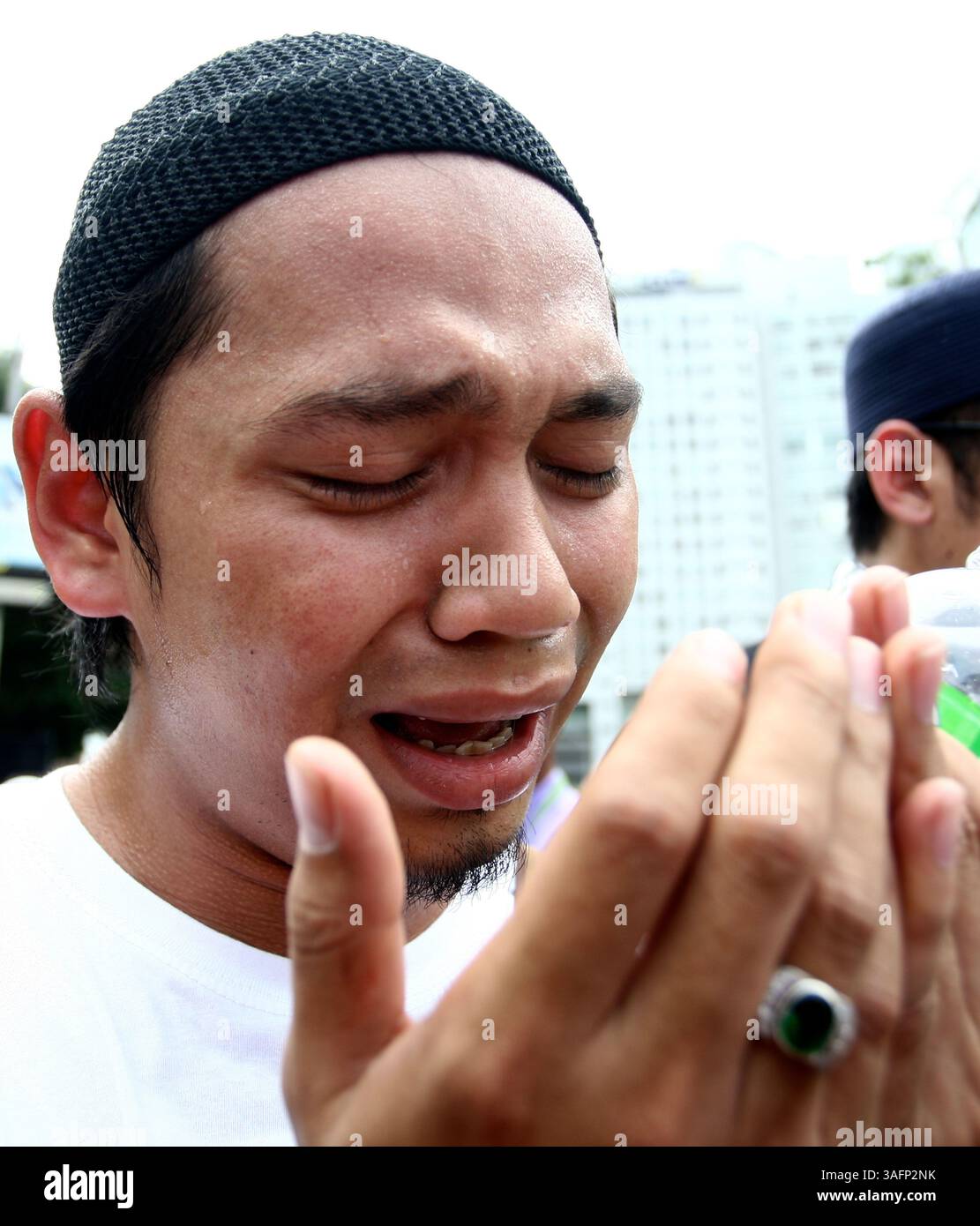 21. September 2012 - Kuala Lumpur, Malaysia - Ein malaysischer muslimischer Demonstrant betet während eines Protestes gegen den umstrittenen Film "Innocence of Muslims" vor der US-Botschaft in Kuala Lumpur. Westliche Missionen in der ganzen islamischen Welt waren in Alarmbereitschaft und fürchteten eine weitere Eskalation einer 10-tägigen heftigen Gegenreaktion wegen des Niedrigbudget-Films, der sich in mindestens 20 Ländern ausgebreitet hat und mehr als 30 Menschen getötet hat. (Bild: © Abdul Ramdzhani Rahman/ZUMAPRESS.com) Stockfoto