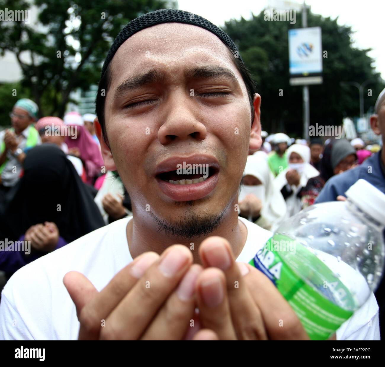 21. September 2012 - Kuala Lumpur, Malaysia - Ein malaysischer muslimischer Demonstrant betet während eines Protestes gegen den umstrittenen Film "Innocence of Muslims" vor der US-Botschaft in Kuala Lumpur. Westliche Missionen in der ganzen islamischen Welt waren in Alarmbereitschaft und fürchteten eine weitere Eskalation einer 10-tägigen heftigen Gegenreaktion wegen des Niedrigbudget-Films, der sich in mindestens 20 Ländern ausgebreitet hat und mehr als 30 Menschen getötet hat. (Bild: © Abdul Ramdzhani Rahman/ZUMAPRESS.com) Stockfoto