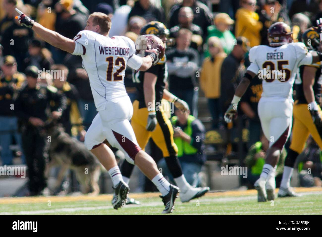 September 2012 - Iowa City, Iowa, USA S - Central Michigan Chippewas Quarterback A.J. Westendorp (12) feiert den Sieg der Chippewas in Iowa City, IA, den letzten zweiten 32-31. (Kreditbild: © Louis Brems/ZUMAPRESS.com) Stockfoto