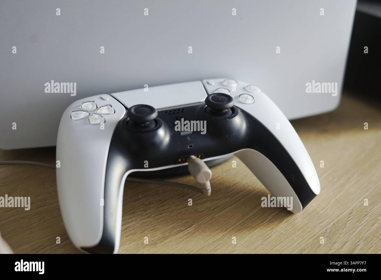 Danzig, Polen – 9. März 2025: Sony Play Station 5 Konsolen-Controller Home Play-Spiel neu aufgelegt Stockfoto