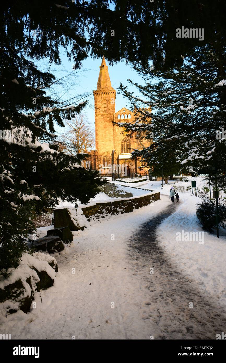 dunfermline Abbey im Winter mit Schnee Stockfoto