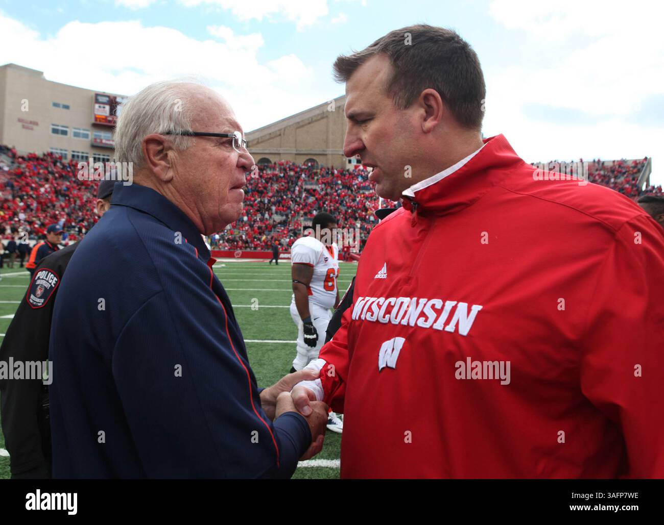 22. September 2012 – Madison, WI, USA – Wisconsin-Cheftrainer Bret Bielema trifft sich mit Mike Price, Cheftrainer der University of Texas-El Paso, nach einem Sieg von 37-26 im Camp Randall Stadium in Madison, Wisconsin, Samstag, 22. September 2012. (Kreditbild: © Rick Wood/MCT/ZUMAPRESS.com) Stockfoto