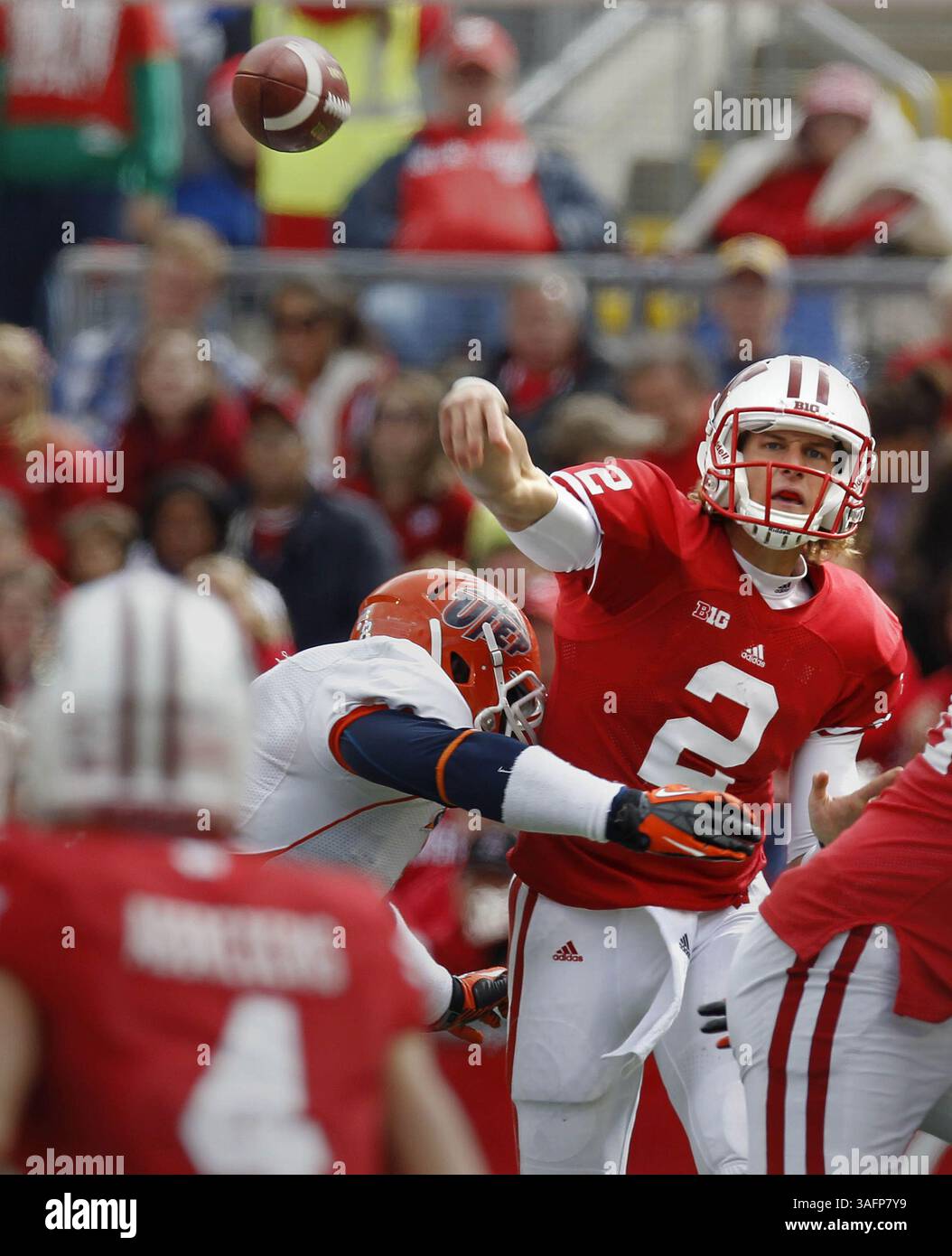 22. September 2012 - Madison, WI, USA - Joel Stave in Wisconsin (2) hält Jared Abbrederis (4) offen für einen Pass gegen die University of Texas-El Paso im Camp Randall Stadium in Madison, Wisconsin, Samstag, 22. September 2012. Wisconsin besiegte UTEP 37-26. (Kreditbild: © Rick Wood/MCT/ZUMAPRESS.com) Stockfoto