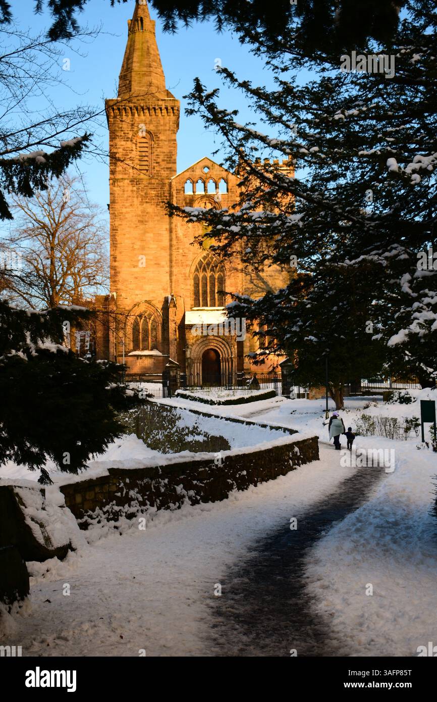 dunfermline Abbey im Winter mit Schnee Stockfoto