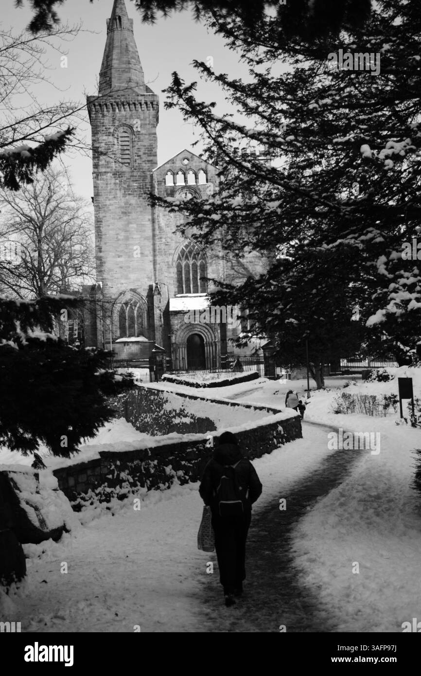dunfermline Abbey im Winter mit Schnee Stockfoto