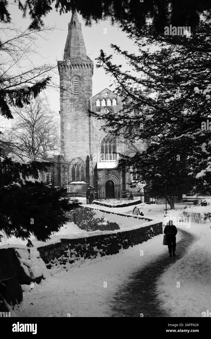 dunfermline Abbey im Winter mit Schnee Stockfoto