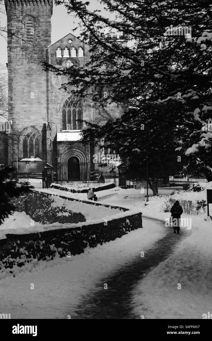 dunfermline Abbey im Winter mit Schnee Stockfoto