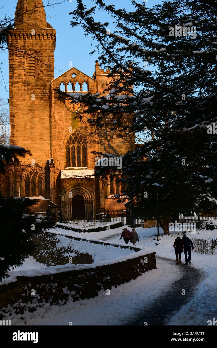 dunfermline Abbey im Winter mit Schnee Stockfoto