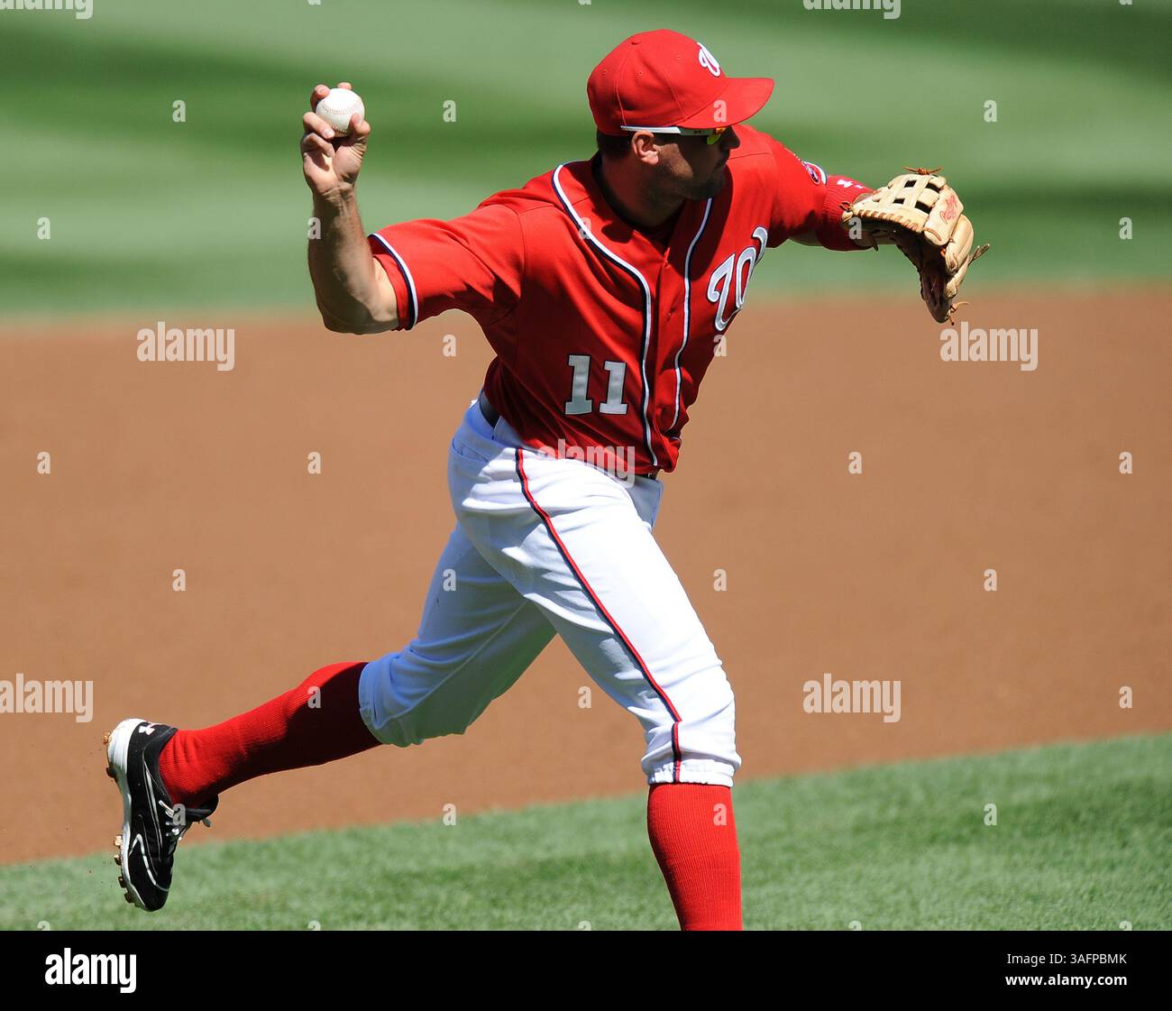23. September 2012 - Washington, DC, USA - Washington Nationals dritter Baseman Ryan Zimmerman (11) wirft Milwaukee Brewers ersten Baseman Corey Hart (1) im ersten Inning im Nationals Park in Washington, D.C. am Sonntag, 23. September 2012 aus. (Kreditbild: © Chuck Myers/MCT/ZUMAPRESS.com) Stockfoto