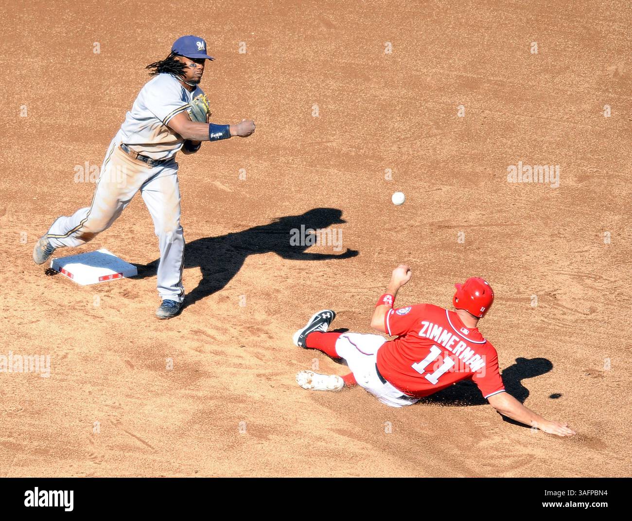 23. September 2012 - Washington, DC, USA - Milwaukee Brewers Second Baseman Rickie Weeks (23) dreht ein Doppelspiel gegen Ryan Zimmerman (11) im vierten Inning im Nationals Park in Washington, D.C., Sonntag, 23. September 2012. (Kreditbild: © Chuck Myers/MCT/ZUMAPRESS.com) Stockfoto