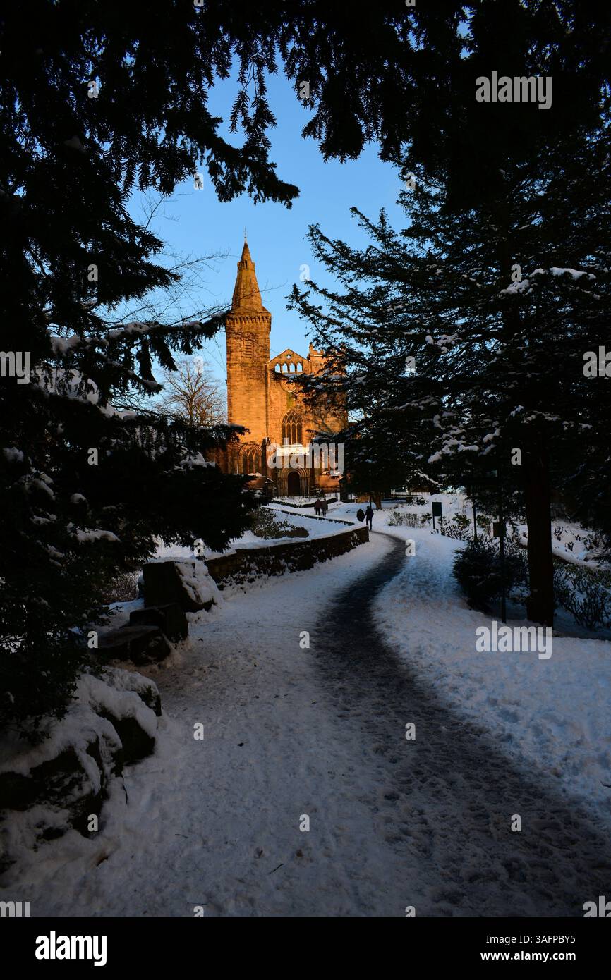 dunfermline Abbey im Winter mit Schnee Stockfoto