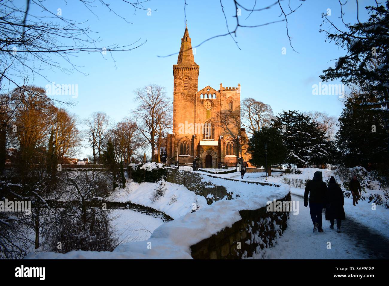 dunfermline Abbey im Winter mit Schnee Stockfoto