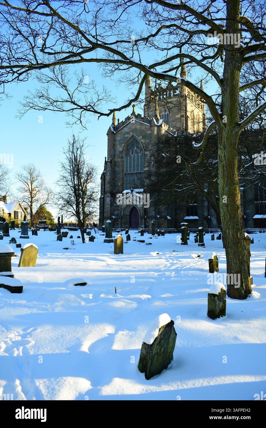 dunfermline Abbey im Winter mit Schnee Stockfoto