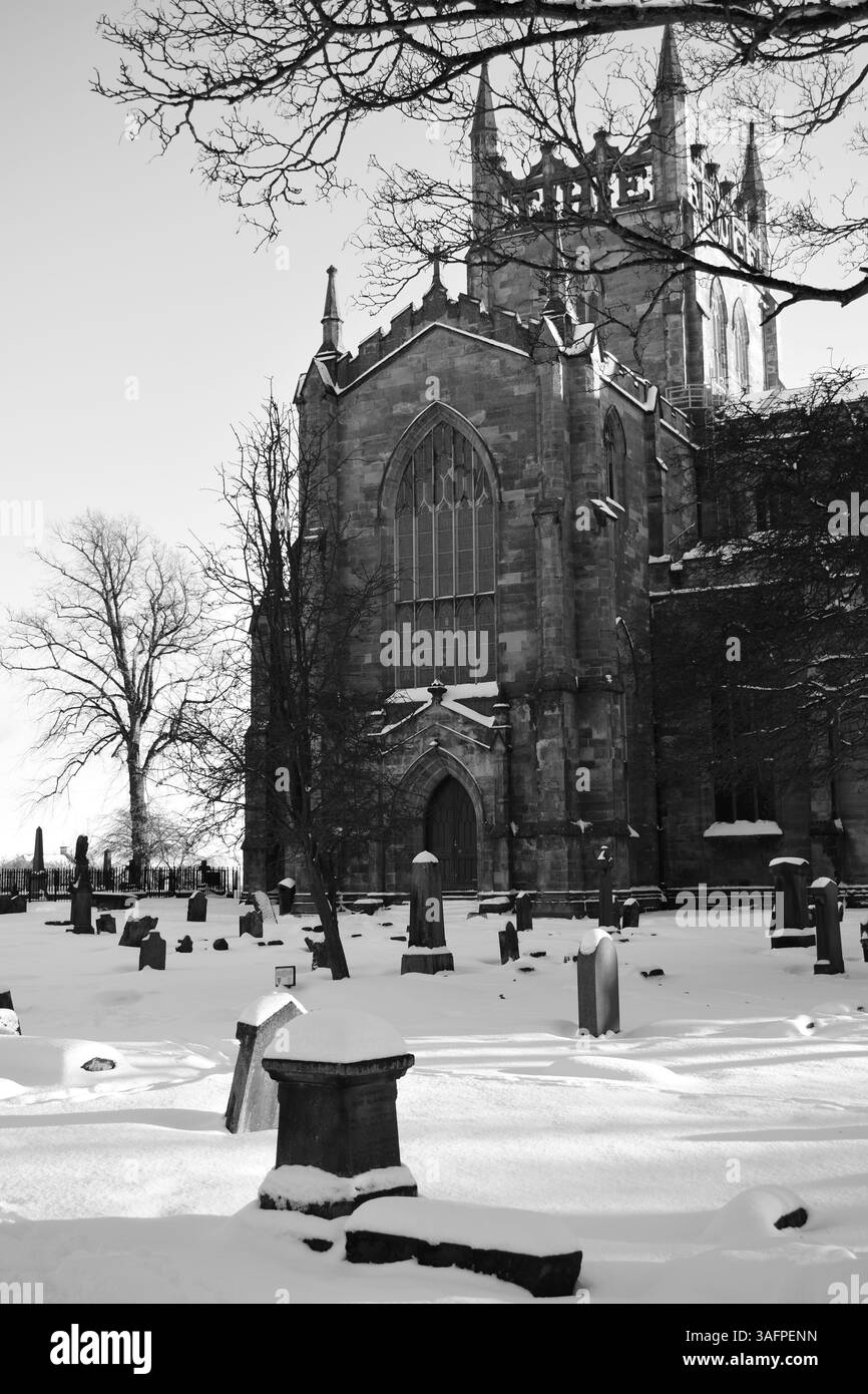 dunfermline Abbey im Winter mit Schnee Stockfoto