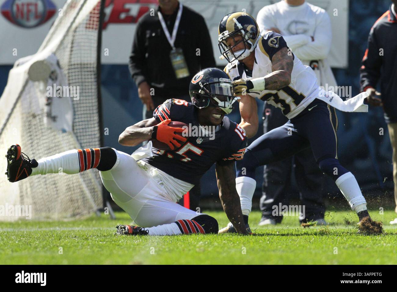 23. September 2012 – Chicago, IL, USA – der Chicago Bears Wide Receiver Brandon Marshall (15) wird im vierten Quartal im Soldier Field in Chicago, Illinois, von St. Louis Rams Cornerback Cortland Finnegan (31) angegriffen 2012. Die Chicago Bears besiegten die St. Louis Rams mit 23:6. (Kreditbild: © Armando L. Sanchez/MCT/ZUMAPRESS.com) Stockfoto