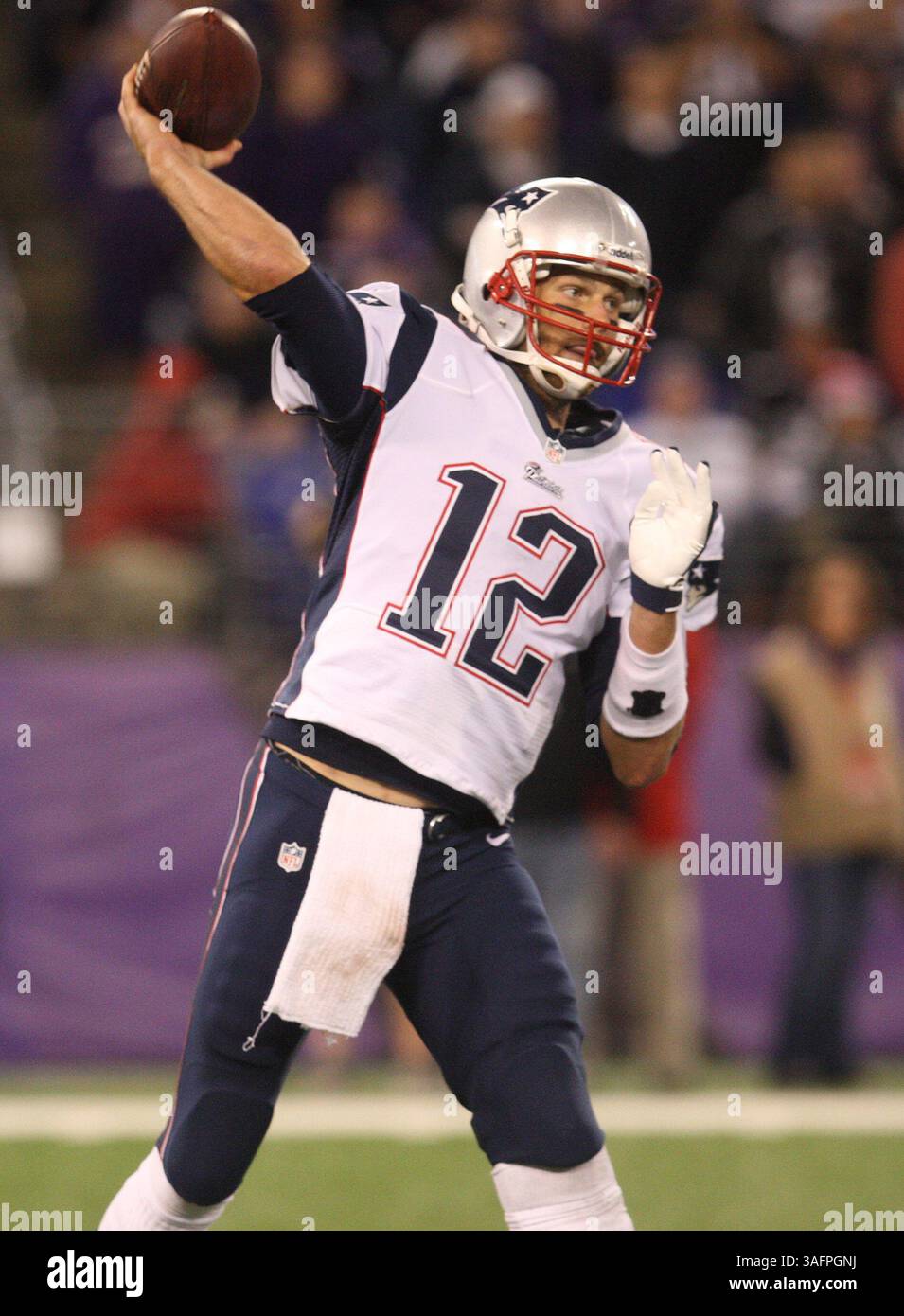 New England Patriots QB Tom Brady (12) will den Fußball bestehen. The Baltimore Ravens vs the New England Patriots im M&T Bank Stadium am 23. September 2012 in Baltimore, MD. Foto: Mike Buscher/Cal Sport Media(Credit Image: © Mike Buscher/Cal Sport Media/ZUMAPRESS.com) Stockfoto