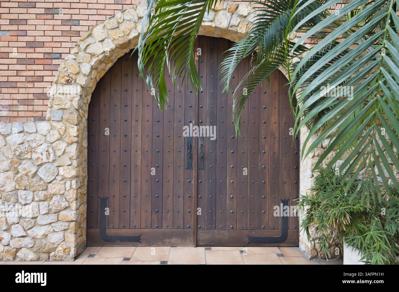 Alte bogenförmige Holztür in Panama. Stockfoto
