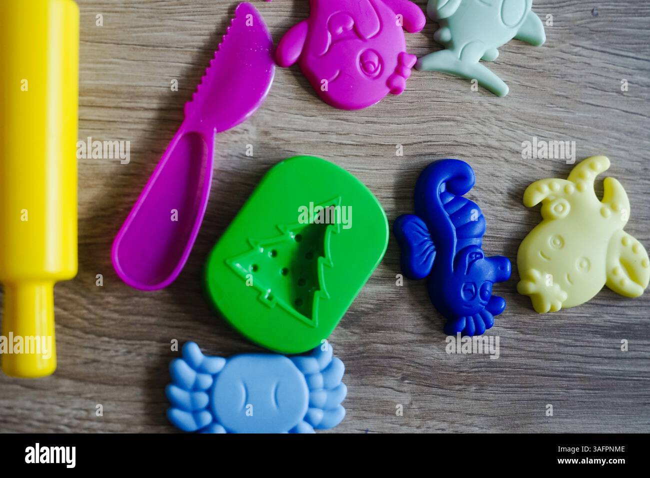 Spiel Teig Bunte verschiedene Formen gelb Roller rosa Messer Meerestiere Thema Holz Spiel Spiel Spaß Stockfoto