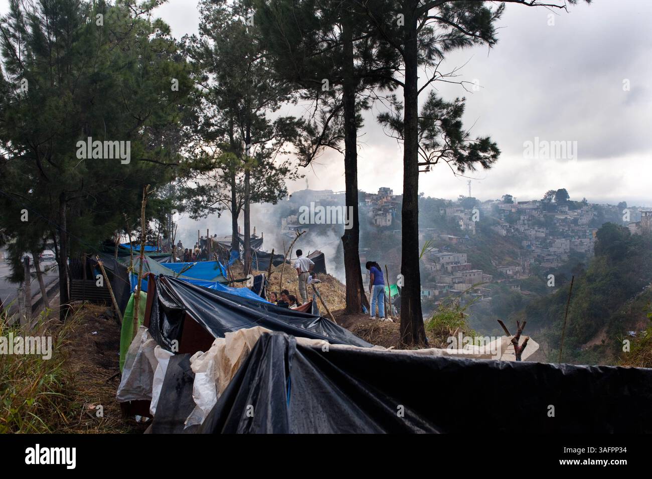 15. Januar 2012 - Guatemala - bewirtschaftet das besetzte Land. Guatemala hat ein hohes Wohnungsdefizit, von dem rund 120 Tausend Haushalte und 1,2 Millionen Einwohner im ganzen Land betroffen sind. Daraus ergeben sich hohe soziale Konflikte. Mehr als 200 obdachlose Familien haben ein leeres Grundstück im Besitz des Staates Guatemala in der Nähe der Kaserne Matamoros in Guatemala-Stadt besetzt. Nach einigen Monaten haben die Militärpolizei und die nationale Zivilpolizei gewaltsam an die Besatzer verwiesen. . (Kreditbild: © Daniele Volpe/ZUMAPRESS.com) Stockfoto