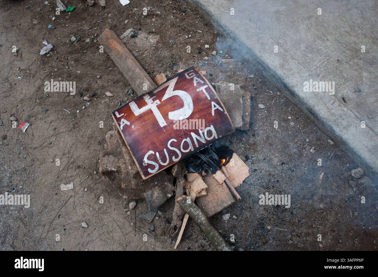 August 2012 - Guatemala City, Guatemala - Label, das ein Haus kennzeichnet. Guatemala hat ein hohes Wohnungsdefizit, von dem rund 120 Tausend Haushalte und 1,2 Millionen Einwohner im ganzen Land betroffen sind. Daraus ergeben sich hohe soziale Konflikte. Mehr als 200 obdachlose Familien haben ein leeres Grundstück im Besitz des Staates Guatemala in der Nähe der Kaserne Matamoros in Guatemala-Stadt besetzt. Nach einigen Monaten haben die Militärpolizei und die nationale Zivilpolizei gewaltsam an die Besatzer verwiesen. (Credit Image: © Daniele Volpe/ZUMAPRESS.com) Stockfoto
