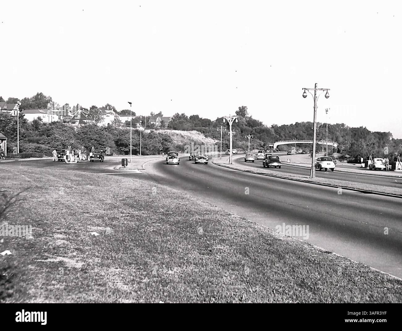 New York City - Grand Central Parkway entlang Flushing Meadow. Hinweis: Zwei Tankstellen auf gegenüberliegenden Seiten des parkway. Foto: D. W. Loutzenheiser, September 1947 Stockfoto