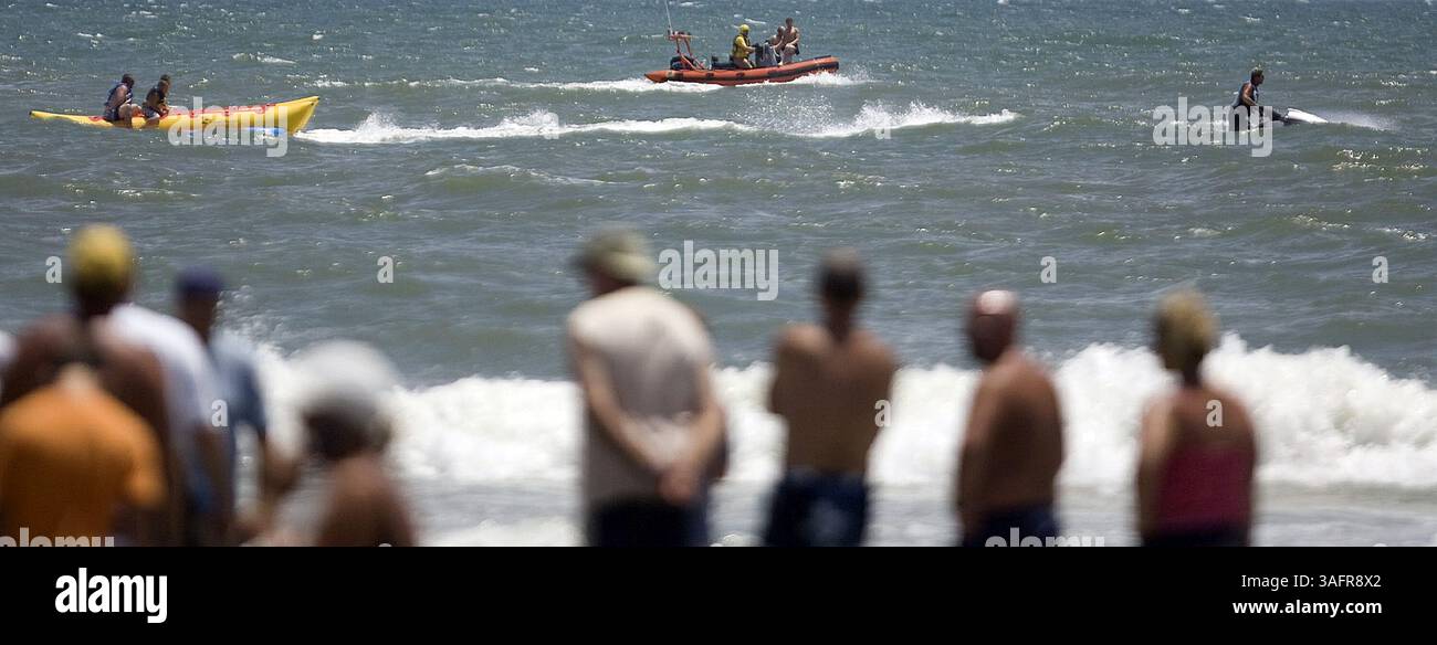 18. Juli 2012 - North Myrtle Beach, South Carolina, USA - Freiwillige der North Myrtle Beach Rescue suchen ein abgestürztes Flugzeug vor der Küste nahe der 44th Ave. Das Flugzeug, das ein Banner gezogen hatte, lag im Meer, wird aber erst am Donnerstagmorgen an Land gezogen. (Bild: © Janet Blackmon Morgan/The Sun News/MCT/ZUMAPRESS.com) Stockfoto