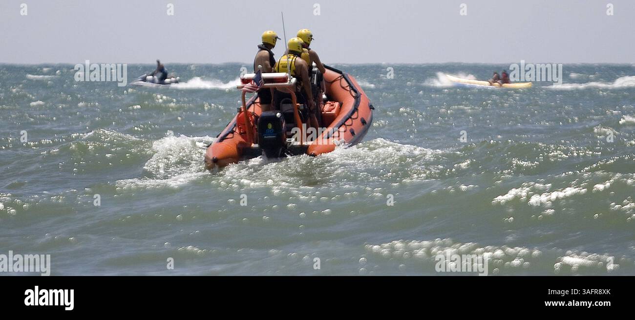 18. Juli 2012 - North Myrtle Beach, SC, USA - Freiwillige der North Myrtle Beach Rescue suchen in der Nähe der 44th Avenue nach einem abgestürzten Bannerflugzeug. South in North Myrtle Beach, South Carolina, am Mittwoch, den 18. Juli 2012. Das Flugzeug befand sich im Meer, wird aber erst am Donnerstagmorgen an Land gezogen, laut North Myrtle Beach Public Safety. (Bild: © Janet Blackmon Morgan/The Sun News/MCT/ZUMAPRESS.com) Stockfoto