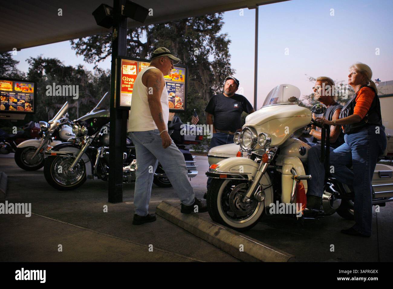 BILDUNTERSCHRIFT: (11/09/2005 Spring Hill) L-R: John Zaglas (cq vom Thema), von Spring Hill und LaMonte Monnell (cq vom Thema), von Weeki Wachee, Gespräch mit Jamie Maurer (cq vom Thema), 52, von Spring Hill und Mary Booth, 51 im Sonic Drive-in Fast Food Restaurant am U.S. Highway 19 in Spring Hill am 9. November 2005. Maurer ist für die Organisation der wöchentlichen Bikeabende im Restaurant verantwortlich. Er sagt, dass, als er die ersten Nächte anfing, die Anwesenheit niedrig war, aber dann, als sich die Worte verbreiteten, die Anwesenheit boomte. (Bild: St. Petersburg Times/ZUMAPRESS.com) Stockfoto
