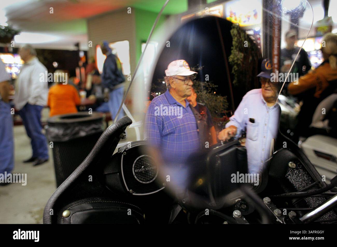 BILDUNTERSCHRIFT: (11/02/2005 Spring Hill) Motorradbegeisterte John Corbo, 74, aus Homosassa, und Bob Corbin, 79, im Rückspiegel eines 1979 Suzuki Motorrads im Sonic Drive-in Fast Food Restaurant am US Highway 19 am 2. November 2005. Motorradbegeisterte aus allen Gesellschaftsschichten treffen sich jeden Mittwochabend beim Drive-in, um ihre Fahrten zu zeigen und sich freundlich zu unterhalten. (Bild: St. Petersburg Times/ZUMAPRESS.com) Stockfoto