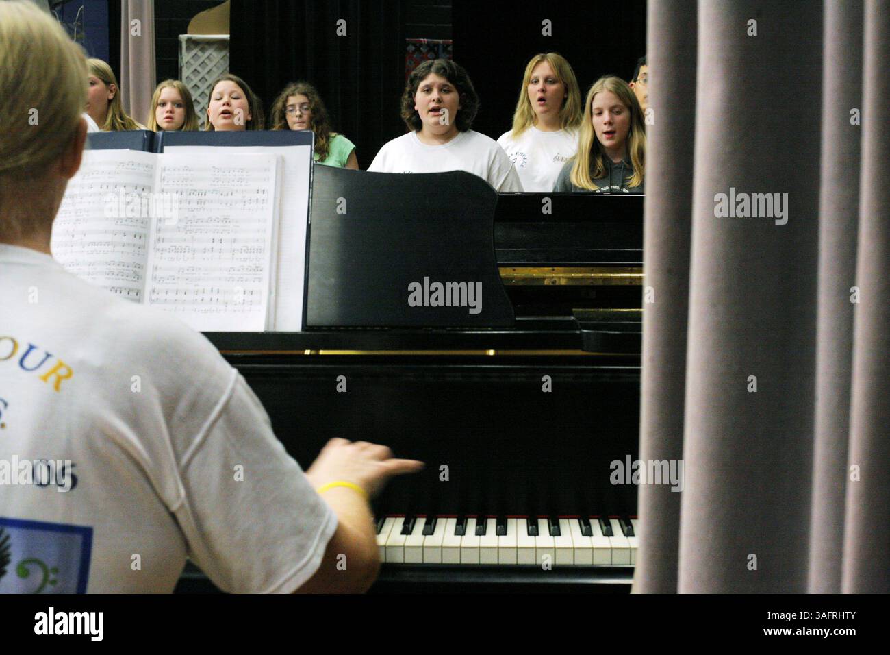 BILDUNTERSCHRIFT: (12/7/2005 Brooksville) Mitglieder des Chors der West Hernando Middle School folgen zusammen mit dem Lehrer Debbie Edwards (cq von Subject, links) von Zephyrhills, während sie für ein Konzert am 7. Dezember 2005 an der Central High School Proben. Das Konzert, das zusammen mit der Band der West Hernando Middle School stattfand, wurde am 8. Dezember 2005 im Auditorium der Central High School aufgeführt. Weitere Informationen finden Sie auf der Seite „Anfang der Klasse“. (Bild: St. Petersburg Times/ZUMAPRESS.com) Stockfoto