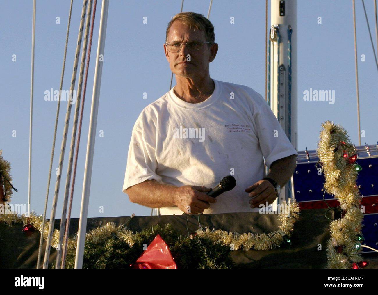 20051203: TAMPA: George Wolf, im Schlitten auf dem dritten Boot, bevor er sein Weihnachtsmannkostüm anzieht. ZUSAMMENFASSUNG DER GESCHICHTE: Wochenendcover-Geschichte über Ferienbootparaden. Dies ist die beleuchtete Boat Parade, Abfahrt von Davis Island und vorbei an Channelside. Profil von George Wolf, der letztes Jahr die Parade gewann, sich im Davis Island Yacht Club aufmachte und abreiste. (Bild: St. Petersburg Times/ZUMAPRESS.com) Stockfoto