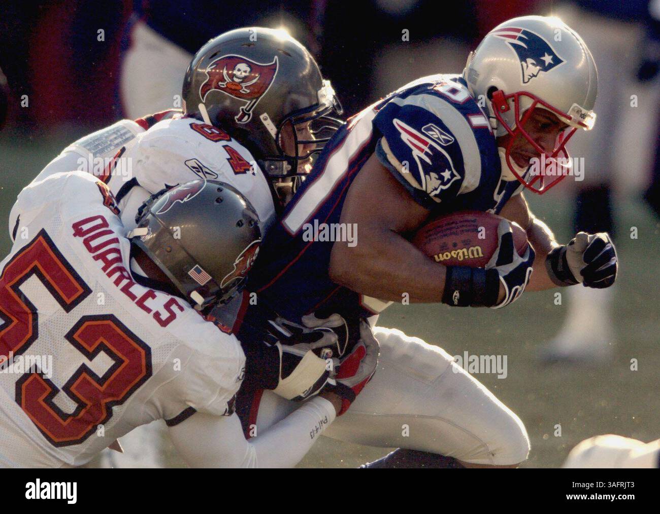 BILDUNTERSCHRIFT: (Tampa: 17.12.2005) David Givens (87) wird nach einem 9-Yard-Gewinn im ersten Quartal von Shelton Quarles und Greg Spires angegriffen. ZUSAMMENFASSUNG: Tampa Bay Buccaneers at New England Patriots Saturday (Credit Image: St Petersburg Times/ZUMAPRESS.com) Stockfoto