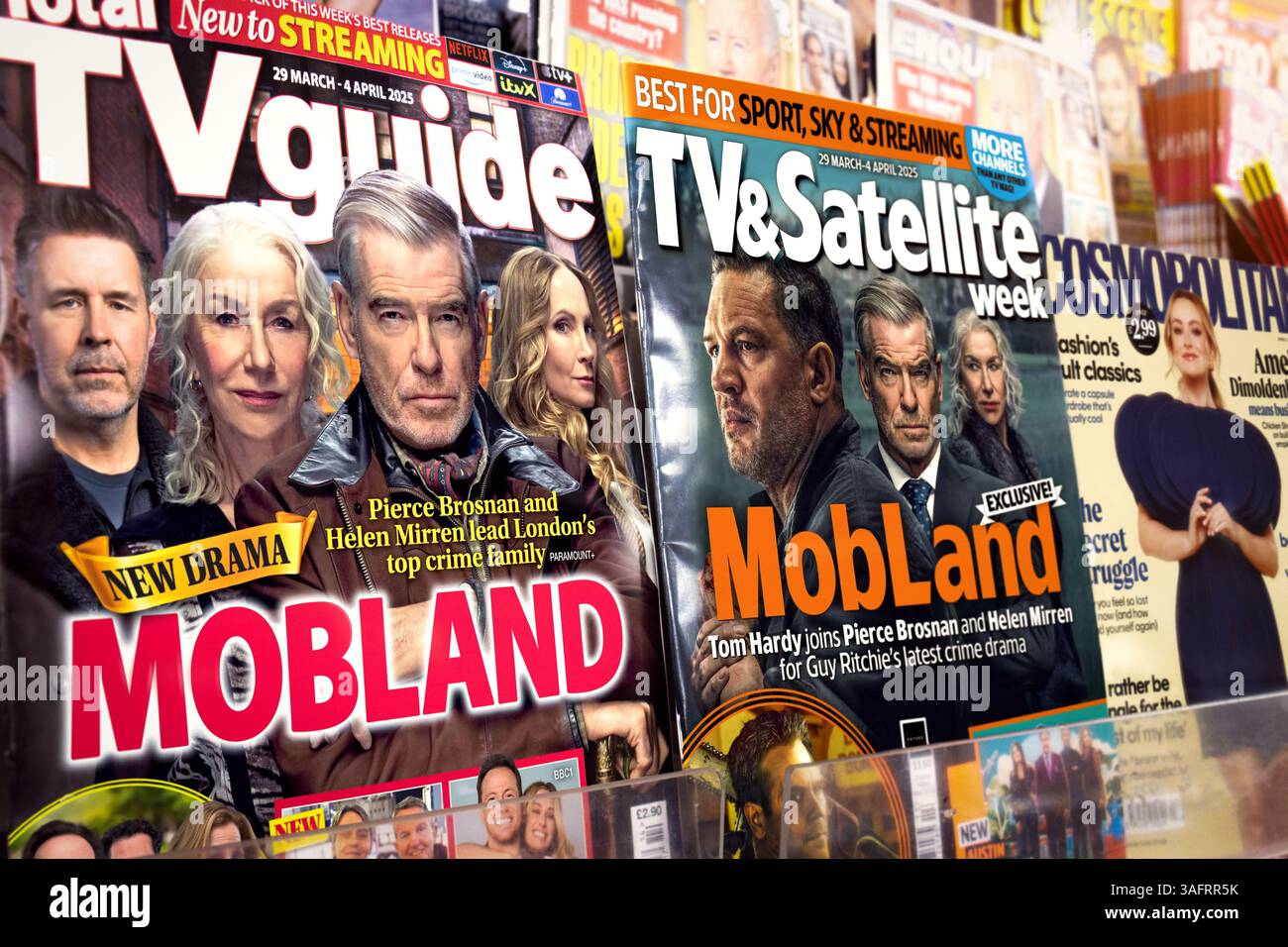 Mobland TV Guide Magazin Covers im Zeitungskiosk. Die Krimi-Serie Ronan Bennett zeigt Tom Hardy, Pierce Brosnan und Helen Mirren. Stockfoto