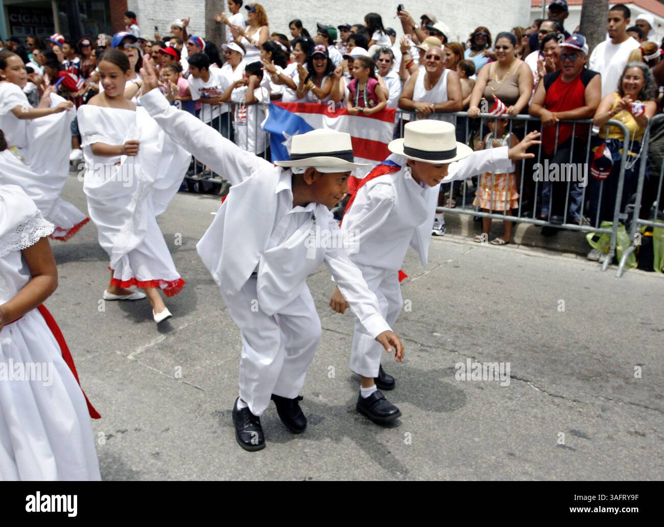 BILDUNTERSCHRIFT: (04/30/06 -- TAMPA): (4) Jhonathan Delgado (cq-Ausbilder / 7 Jahre alt/links) und Nomar Serrano (cq-Ausbilder / 7 Jahre alt/rechts) leiten die Gruppe ESC. Luis Cartagena Nieves - Grupo Folklorico - Caguas, Puerto Rico'' entlang der Puerto-ricanischen Kulturparade-Route in Ybor am Sonntag (Bild: St Petersburg Times/ZUMAPRESS.com) Stockfoto