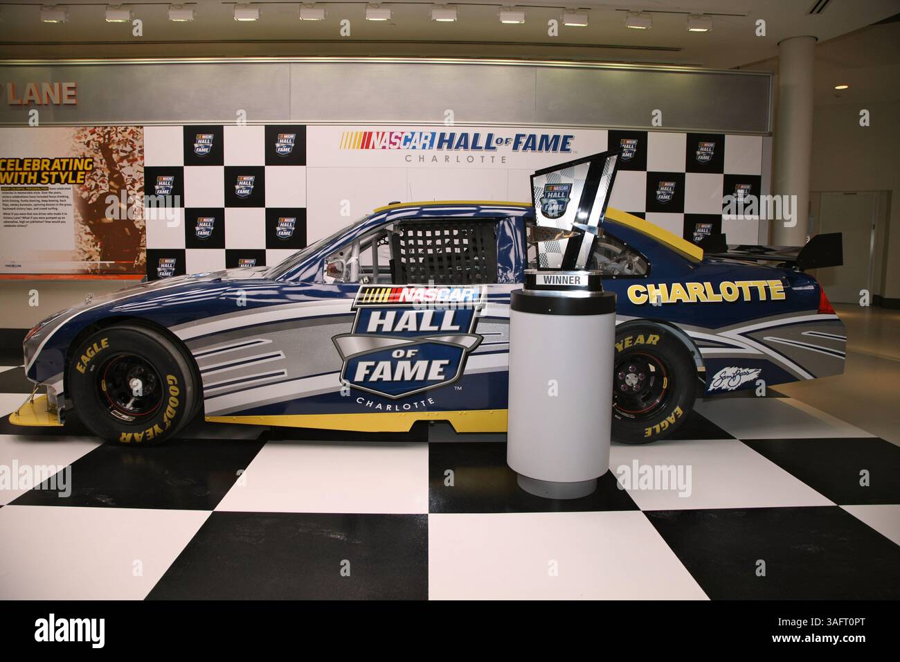 Mai 2010 – Charlotte, North Carolina, USA – in den drei durchgehenden Etagen der NASCAR Hall of Fame werden Rennfans mit interaktiver Geschichte und Motorsport-Erlebnis verwöhnt. Die Eröffnung der Hall of Fame ist für den 11. Mai geplant. Fans können die Skyline von Charlotte sehen, während sie die verschiedenen Stock Cars aus verschiedenen Epochen sehen, während die Bank um das Innere des Gebäudes herum zunimmt. Eine der Displays ist der berühmte Rennwagen Sam Bass. (Bild: © Jim Dedmon/ZUMApress.com) Stockfoto
