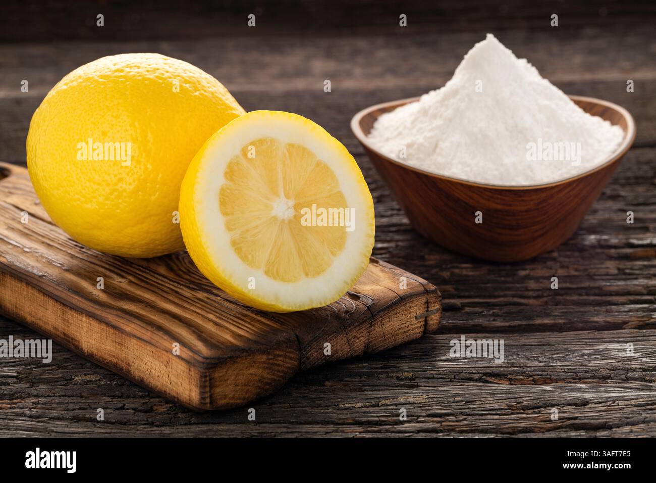 Backnatron in einer Schüssel mit Zitrone auf dem Tisch - ZitrusLimone Stockfoto