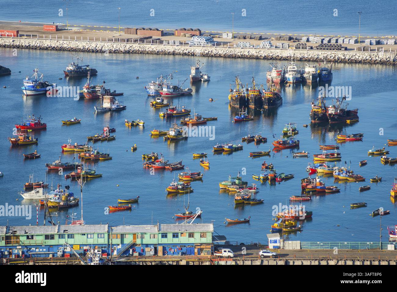 Blick vom Morro de Arica Aussichtsberg auf die kleinen farbenfrohen Schiffe und Boote im Fischerhafen, Stadt Arica, Chile, Südamerika Stockfoto