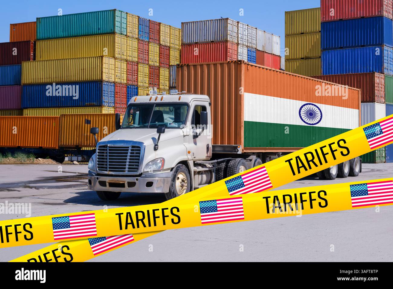 Ein mit Indien gekennzeichneter Versandcontainer auf einem LKW, blockiert durch US-Zollband, symbolisiert die Auswirkungen des Handelskrieges auf die Beziehungen zwischen Indien und den USA - Montage Stockfoto