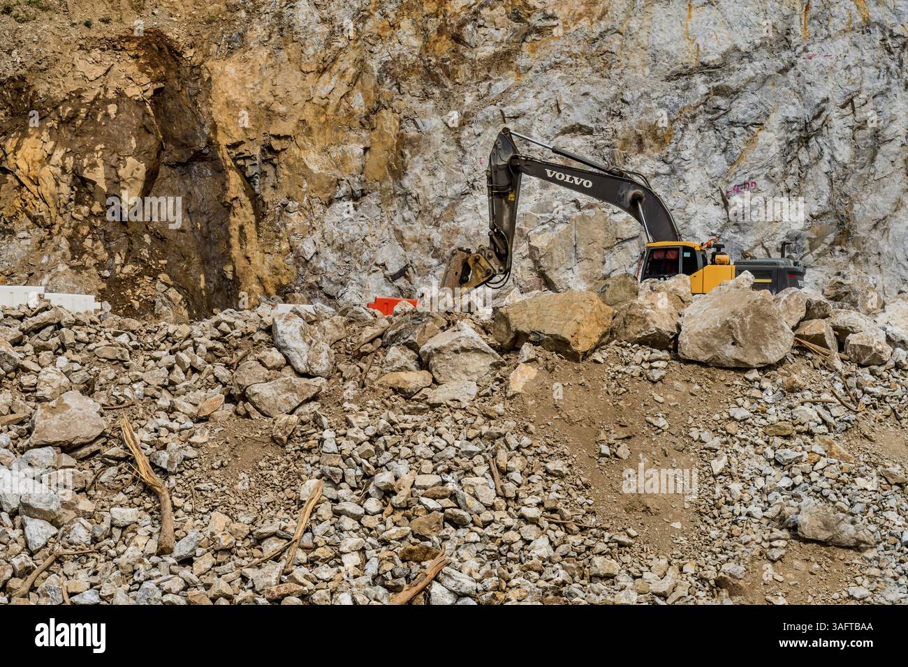 Cheongyang-Gun, Südkorea. 2. Oktober 2020: Teilweiser Blick auf den Baggerlader, der vor der Granit-Bergwand geparkt ist Stockfoto