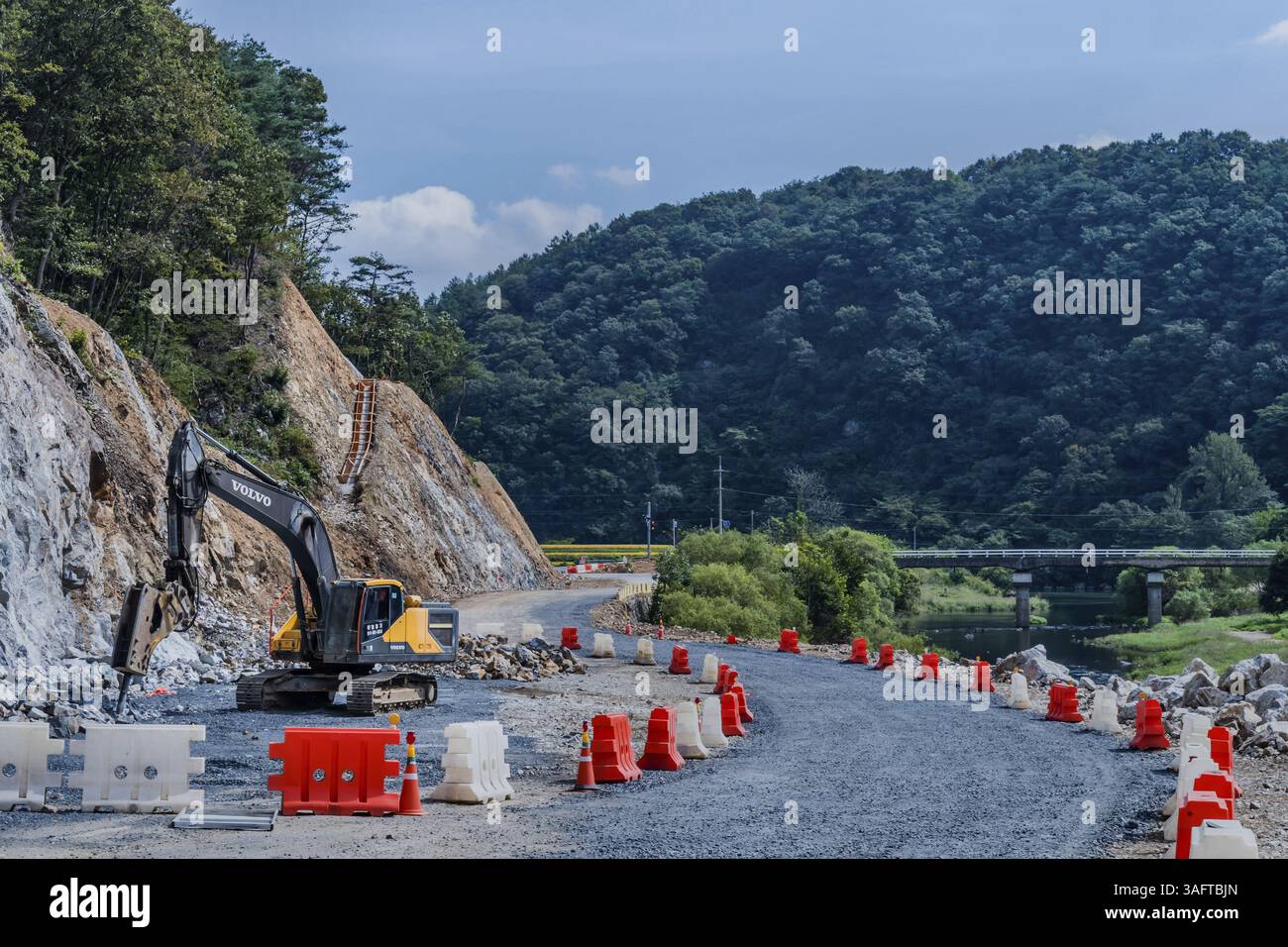 Cheongyang-Gun, Südkorea. 2. Oktober 2020: Baggerlader parkte auf einer Landstraße neben dem Fluss Stockfoto