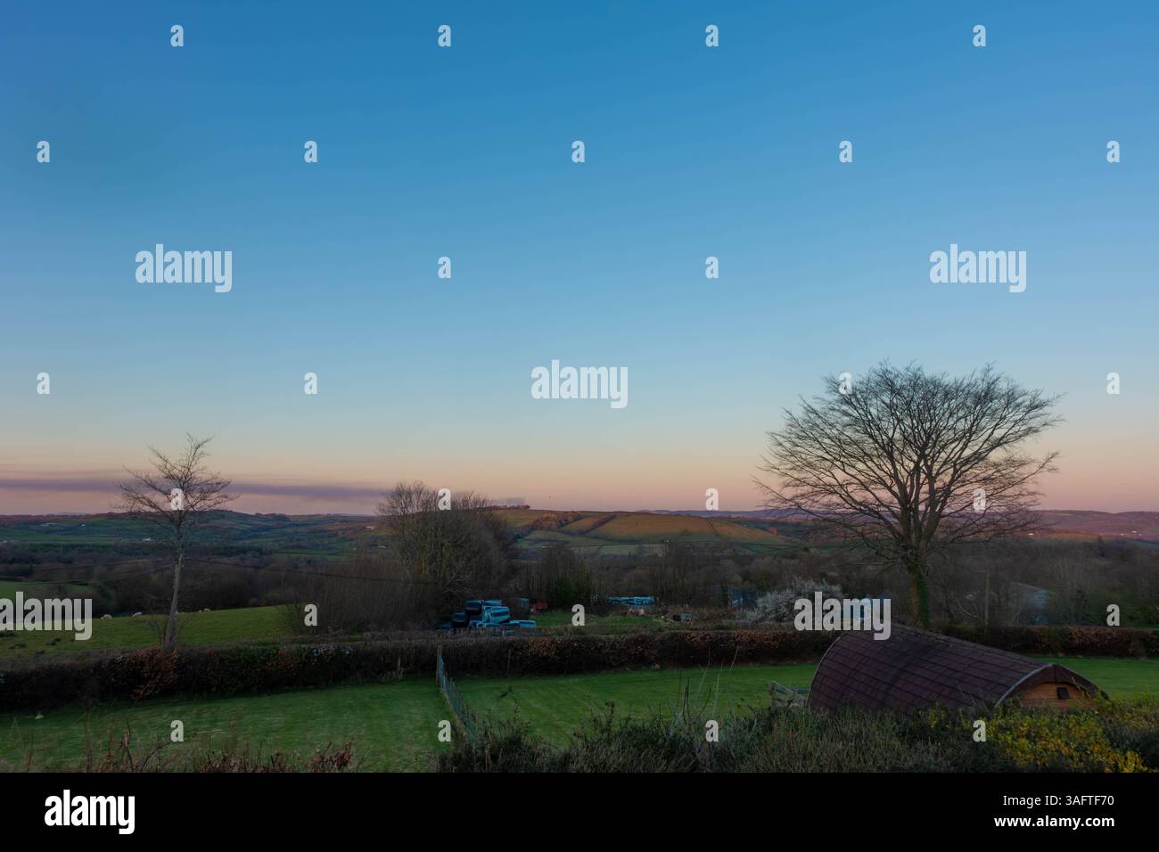 Blick auf eine ländliche Landschaft in Carmarthenshire in South Wales, Großbritannien bei Sonnenuntergang Stockfoto