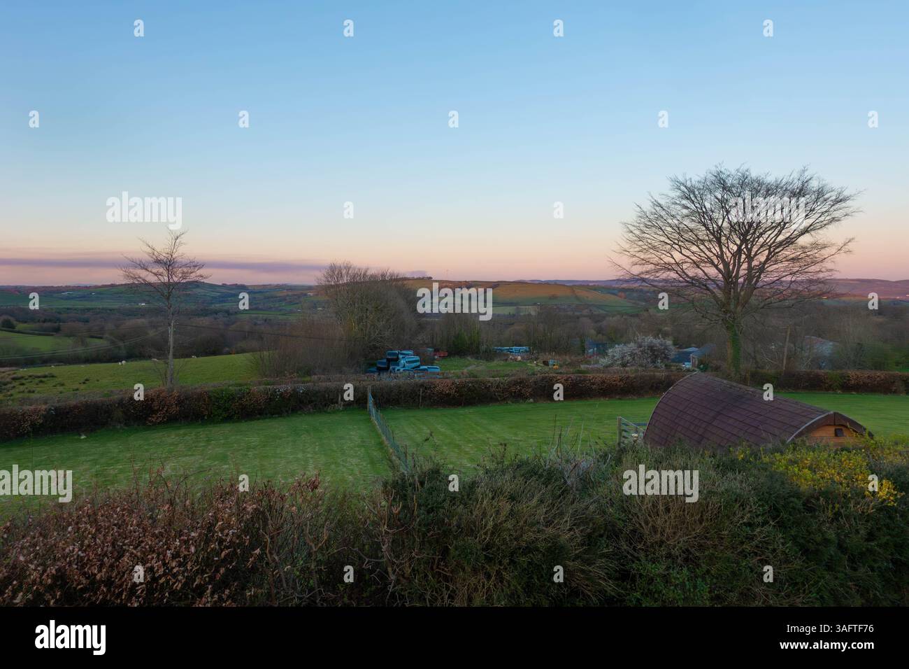 Blick auf eine ländliche Landschaft in Carmarthenshire in South Wales, Großbritannien bei Sonnenuntergang Stockfoto