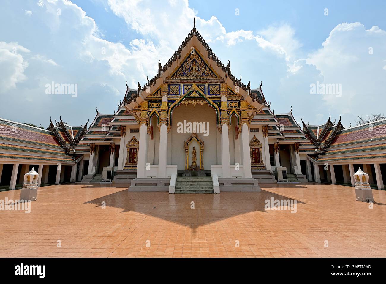 Blick auf die Ordinationshalle oder den Ubosot im Wat Phra Si Mahathat, einem erstklassigen königlichen Kloster im Bezirk Bang Khen im Norden von Bangkok Stockfoto