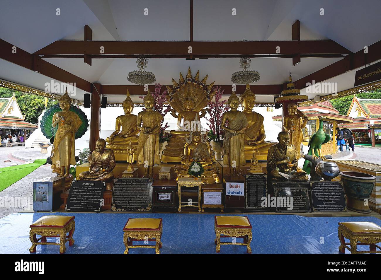 Bilder des Buddha und verehrter Religionslehrer am Eingang des Wat Phra Si Mahathat, Bezirk Bang Khen im Norden von Bangkok, Thailand Stockfoto