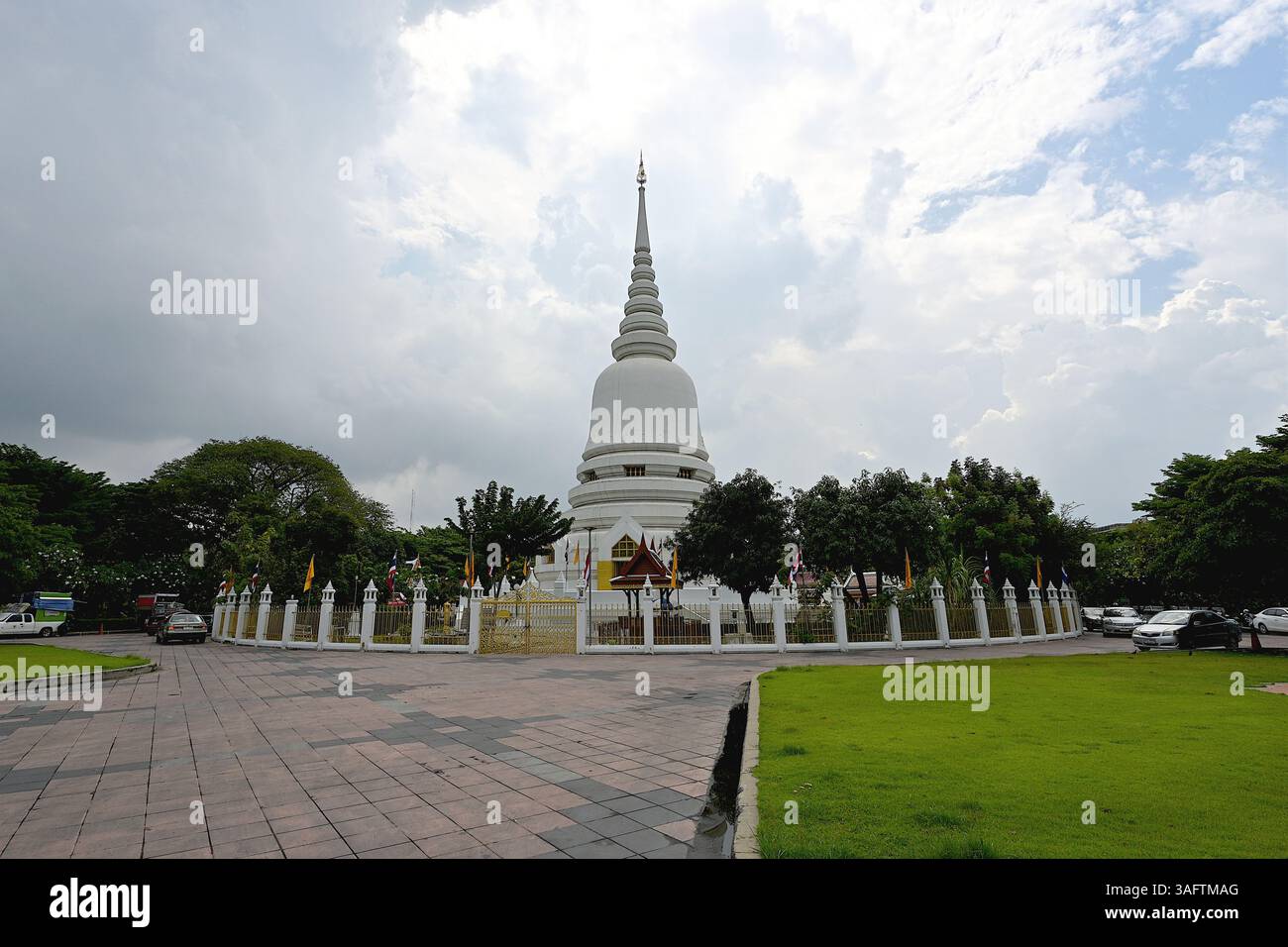 Blick auf den großen weißen Chedi oder Stupa im Wat Phra Si Mahathat Wora Maha Viharn, der Reliquien des Buddha, Bang Khen, Bangkok beherbergt Stockfoto