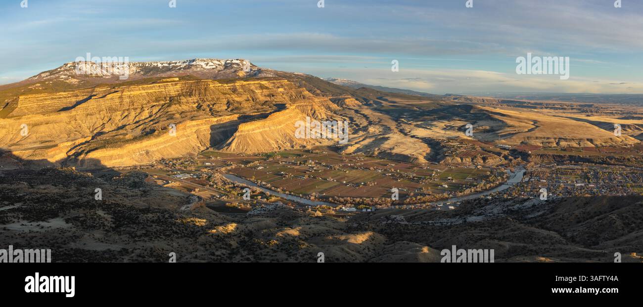 Grand Mesa, außerhalb von Palisade CO während des Sonnenuntergangs an einem schönen Frühlingsabend. Der Colorado River fließt durch das Grand Valley auf seinem Weg nach Utah. Stockfoto