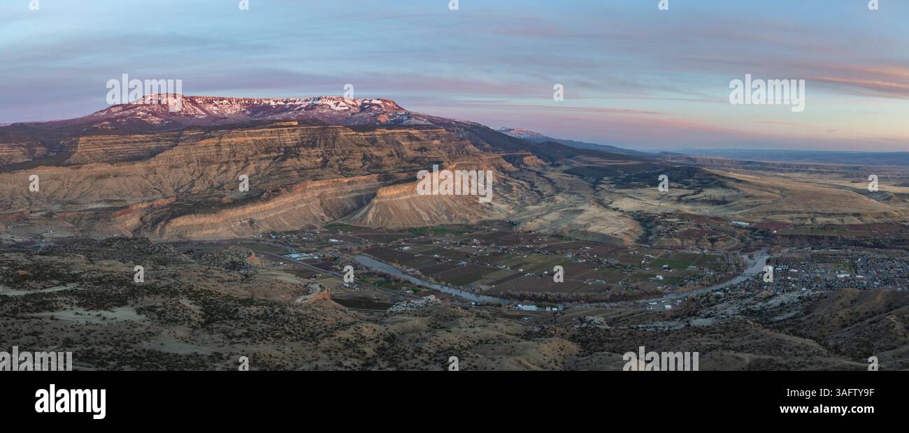 Grand Mesa, außerhalb von Palisade CO während des Sonnenuntergangs an einem schönen Frühlingsabend. Der Colorado River fließt durch das Grand Valley auf seinem Weg nach Utah. Stockfoto