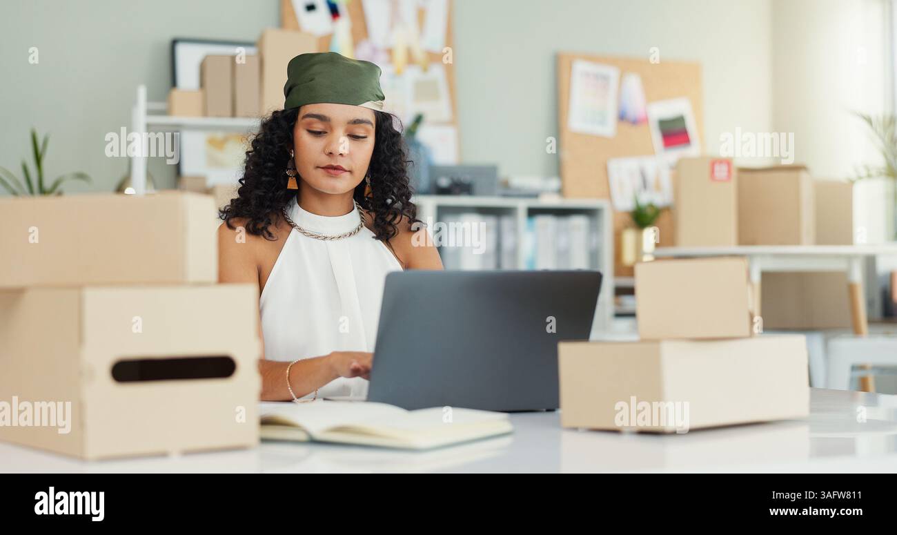 Laptop, Tippen und Versand mit Frau und Kleinunternehmen für Lieferpläne, E-Commerce und Inventar. Logistik, Verteilung und Fracht mit Stockfoto