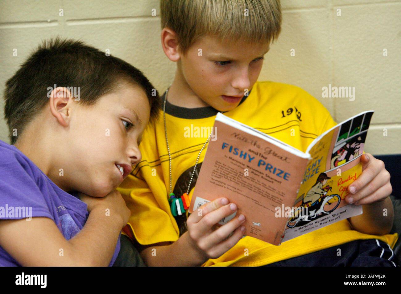 Clearwater 5/11/07)--2) Matthieu Cummings (cq), 8, links, und Adam Oakes (cq), 8, rechts, lesen gemeinsam ein Buch in Leslie Spadolas zweiter Klasse am Freitagmorgen in der Belcher Grundschule. Die beiden Schüler sind in einer Klasse, die am Single-Gender-Projekt an der Schule teilnimmt. Während die bisher gesammelten Daten keinen signifikanten akademischen Unterschied zwischen Kindern in den Klassen der einzelnen Geschlechter im Vergleich zu den Ko-Ed-Klassen zeigen, haben USF-Forscher, die den Überblick behalten, sagen, dass Kinder im Experiment mit nur einem Geschlecht sowie ihre Eltern in einer Kundendienstumfrage höher registriert sind. Das sagen die Administratoren Stockfoto