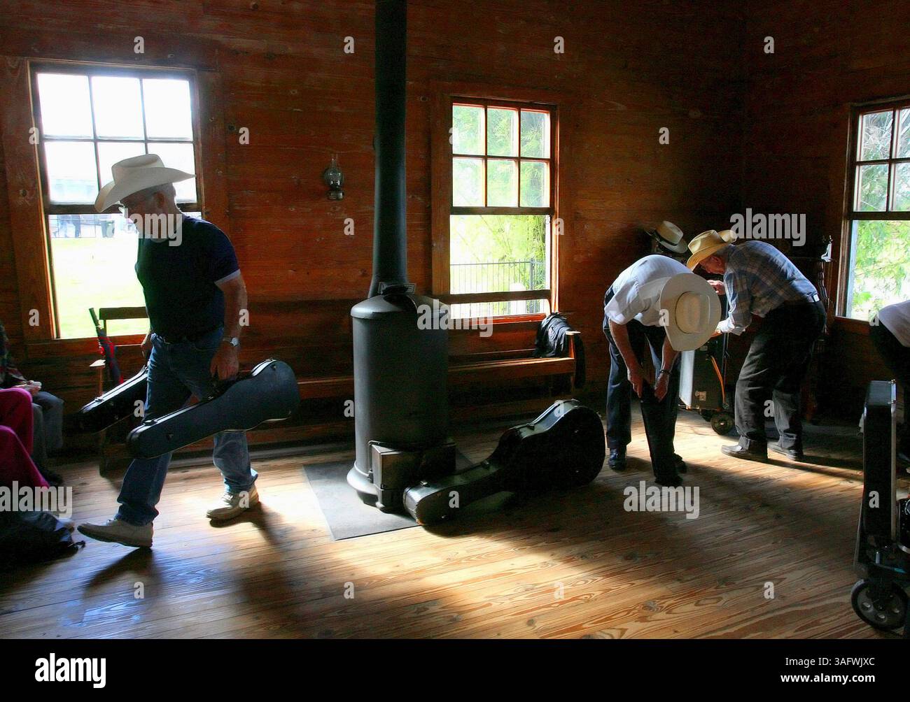 TP 260442 ZUPP Fair 3..Bildunterschrift: (Montag, 02/12/2007 Tampa) die Silver Strings Mitglieder (von links nach rechts) Dale Rogers, 75, Paul Keller, 69, und Pete Stalter, 86 packten alle Dover ihre Instrumente, nachdem sie mit ihren anderen Mitgliedern in der alten Kirche von Cracker Country auf der Florida State Fair auftraten. Die Kirche wurde in den frühen 1900er Jahren aus Kiefernholz erbaut Die Band sagte, dass sie dieses Jahr nicht mehr auf der Messe auftreten werden. Sie spielen hauptsächlich christliche Gospel-Musik, darunter berühmte Lieder wie „Amazing Grace“. "Wir sind nie zu alt, um neu zu lernen und neu anzufangen", Bandmitglied Char Pfeffin Stockfoto